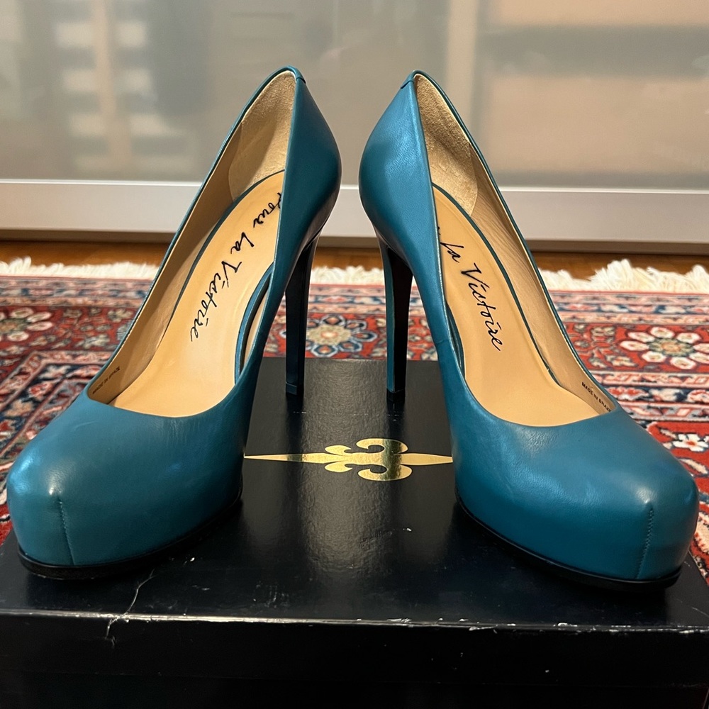 Pour La Victoire Irina Platform Pump in Teal Kid Nappato Leather 8.5